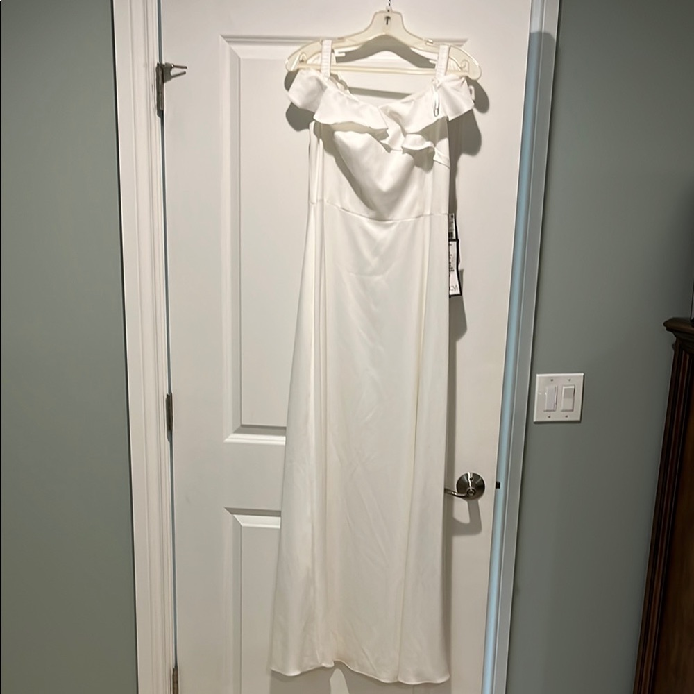 💕HP💕NWT! Adrianna Papell Ivory Off-Shoulder crepe Gown